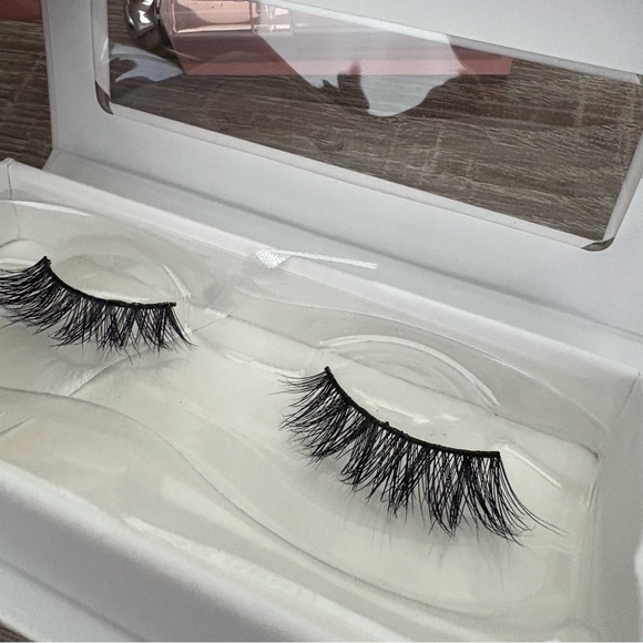 Lilly Lashes Black Wispy Lite Mink Lashes - Luxe - Picture 9 of 11